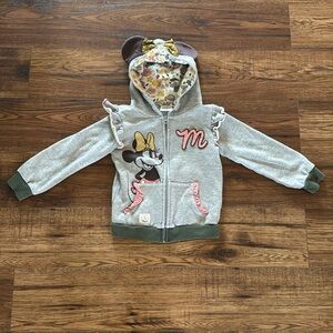 No stains, no wear and tear, great condition! 5T zip up mini mouse sweatshirt
